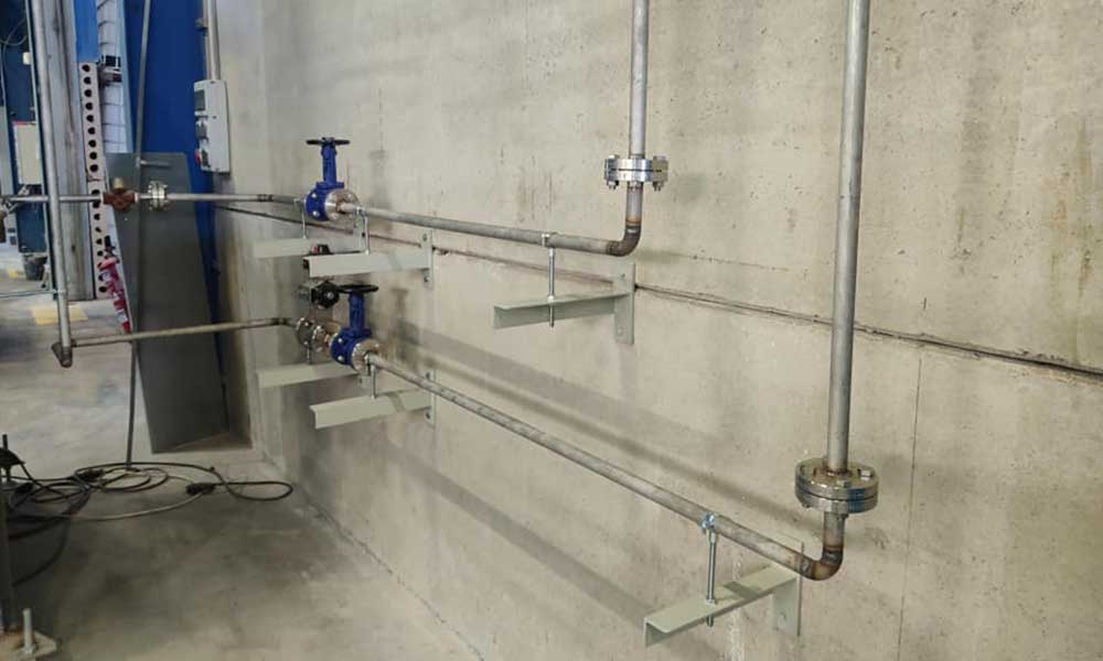 Instalación de tubería de vapor y retorno de condensado para una estufa de IBC. Construida en tubo de acero inoxidable sin soldadura por ASR Talleres en Castellón